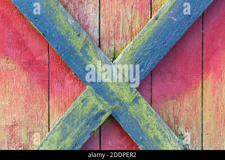 Planches de croix noires et rouges d'une grange Banque D'Images