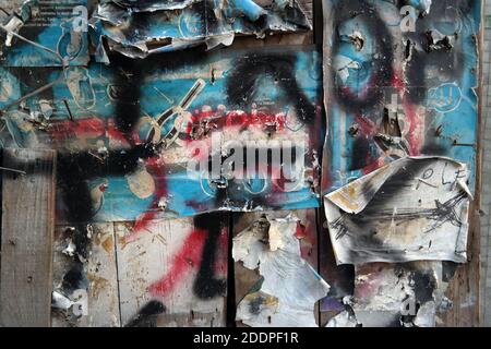 Mur avec graffiti. Design, arrière-plan, fond d'écran. Banque D'Images
