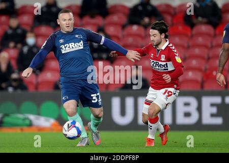 Wayne Rooney (à gauche) du comté de Derby et Patrick Roberts de Middlesbrough se battent pour le ballon lors du match du championnat Sky Bet au stade Riverside, à Middlesbrough. Banque D'Images