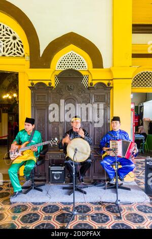 Musiciens portant des vêtements traditionnels indonésiens à l'Istana Maimun à Medan, Indonésie Banque D'Images