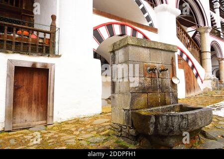 Source d'eau Sainte dans le monastère de Rila la la plus grande et la plus grande Célèbre monastère orthodoxe de l'est en Bulgarie Banque D'Images