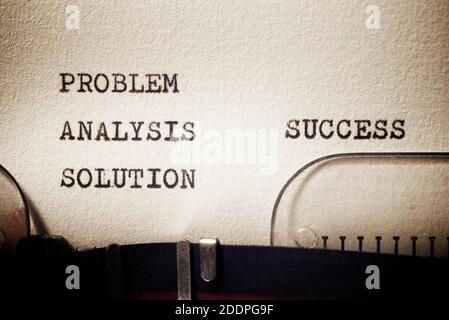 Solution d'analyse de problème et mots de réussite écrits avec une machine à écrire. Banque D'Images
