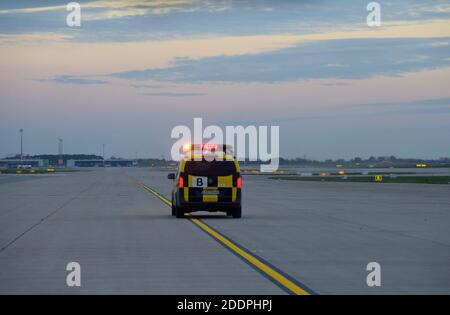 03 novembre 2020, Brandebourg, Schönefeld: Un véhicule "Follow Me" conduit sur la piste sud de l'aéroport de Berlin Brandenburg (BER). La piste sud mesure 4,000 mètres de long et 60 mètres de large. Photo: Soeren Stache/dpa-Zentralbild/ZB Banque D'Images