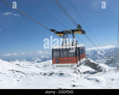 Gressoney-Saint-Jean Italie Mars 4 2015: Téléphérique pour le transport de touristes à haute altitude sur la neige immaculée Banque D'Images
