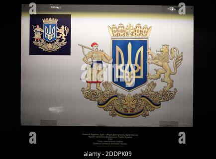 Non exclusif: KIEV, UKRAINE - 25 NOVEMBRE 2020 - un des dessins de la grande blason de l'Ukraine est exposé au signe de l'unité. Le grea Banque D'Images