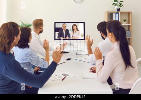 Groupe d'employés de l'entreprise ayant une réunion par vidéoconférence avec le cadre et directeurs généraux Banque D'Images