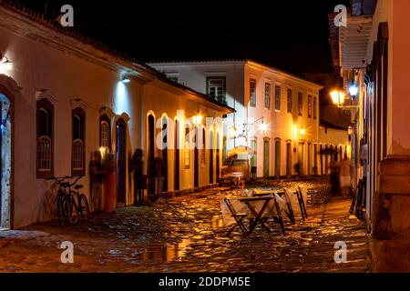 Vue nocturne de la ville de Paraty avec son ancien maisons de style colonial et la luminosité et les couleurs du les lumières de la ville se reflètent dans les rues pavées Banque D'Images