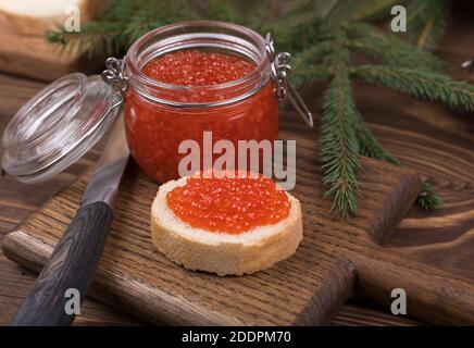 Caviar rouge sur un pain avec un arbre de Noël. Le plat principal du nouvel an Banque D'Images