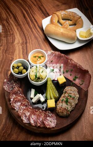 plat de tapas allemand de charcuterie avec viandes et pain sur fond de table en bois Banque D'Images