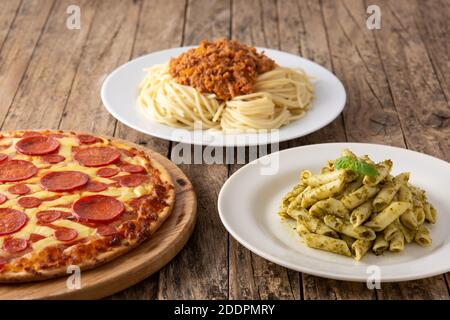 Assortiment de plats de pâtes italiennes sur une table en bois Banque D'Images