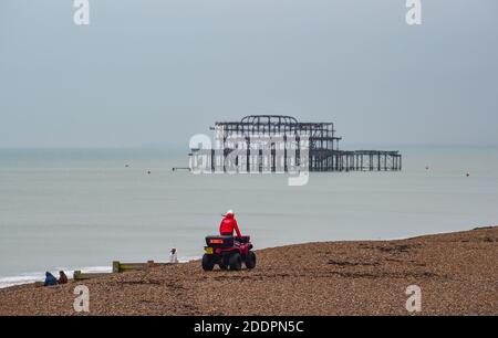 Brighton Royaume-Uni 26 novembre 2020 - UN officier de bord de mer sur la plage de Brighton alors que la ville se transforme en restrictions COVID de niveau 2 avec la majeure partie de l'Angleterre comme le secrétaire à la santé Matt Hancock a annoncé les changements de niveau en Angleterre pour aider à lutter contre la pandémie de coronavirus COVID-19 . Les nouveaux niveaux entreront en vigueur mercredi prochain lorsque l'Angleterre sort des dernières restrictions de verrouillage : Credit Simon Dack / Alay Live News Banque D'Images