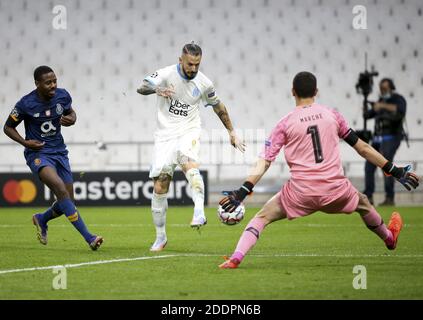 Dario Benedetto de Marseille en face du gardien de but de Porto Agustin Marchesin pendant la Ligue des champions de l'UEFA, Groupe C tapis de football / LM Banque D'Images