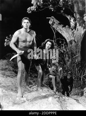 JOHNNY WEISSMULLER MAUREEN O'SULLIVAN JOHNYY SHEFFIELD ET CHEETAH THE CHIMPANZEE Portrait publicitaire de CLARENCE SINCLAIR BULL pour LE TRÉSOR SECRET DE TARZAN 1941 réalisateur RICHARD THORPE basé sur des personnages créés par Edgar Rice Burroughs Metro Goldwyn Mayer Banque D'Images