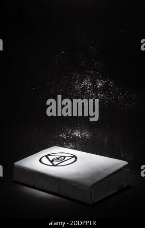 Livre magique blanc jn fond noir Banque D'Images