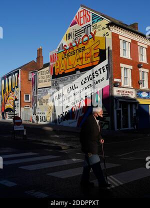 Leicester, Leicestershire, Royaume-Uni. 26 novembre 2020. Un homme passe devant l'art de la rue comme il a été annoncé que la ville entrerait dans le niveau 3 des restrictions de coronavirus après la fin du confinement le 2 décembre. Credit Darren Staples/Alay Live News. Banque D'Images