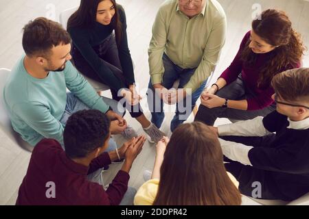 Diverses personnes en cercle et en partageant leurs histoires séance de thérapie de groupe Banque D'Images