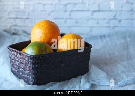fruit orange dans un bol sur fond en bois . Banque D'Images