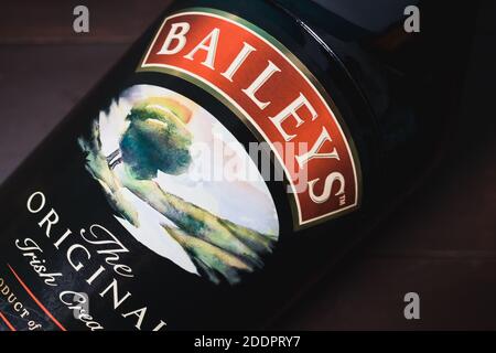 LONDRES - 25 NOVEMBRE 2020 : Baileys Irish Cream in Glass Bottle Banque D'Images
