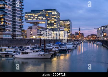 Rheinauhafen und Kranhäuser in der Abenddämmerung, Köln, Nordrhein-Westfalen, Deutschland | Rheinauhafen et les trois bâtiments Kranhaus au crépuscule, Banque D'Images