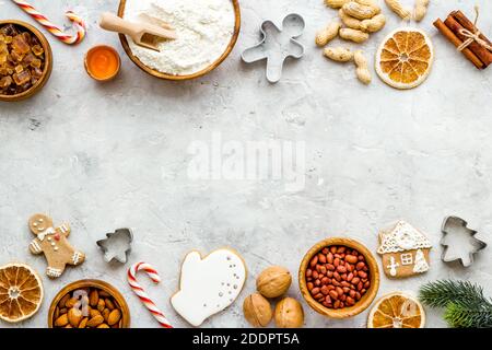 Cadre de la cuisine de chtisstmas - biscuits glaçants au pain d'épice, vue du dessus Banque D'Images