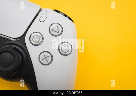 LONDRES - 24 NOVEMBRE 2020 : jeux vidéo PlayStation 5 manette PS5 fond jaune Banque D'Images