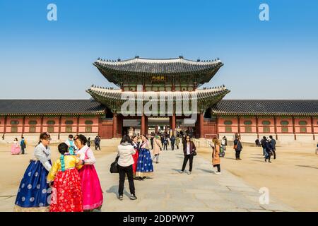 Touristes visitant la maison traditionnelle coréenne en bois à Gyeongbokgung, également connu sous le nom de Palais Gyeongbokgung ou Palais Gyeongbok, le principal palais royal de Banque D'Images