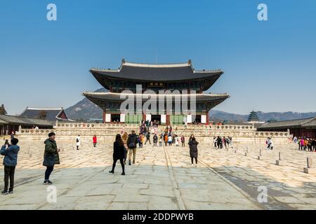 Touristes visitant la maison traditionnelle coréenne en bois à Gyeongbokgung, également connu sous le nom de Palais Gyeongbokgung ou Palais Gyeongbok, le principal palais royal de Banque D'Images