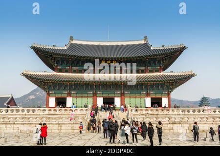 Touristes visitant la maison traditionnelle coréenne en bois à Gyeongbokgung, également connu sous le nom de Palais Gyeongbokgung ou Palais Gyeongbok, le principal palais royal de Banque D'Images