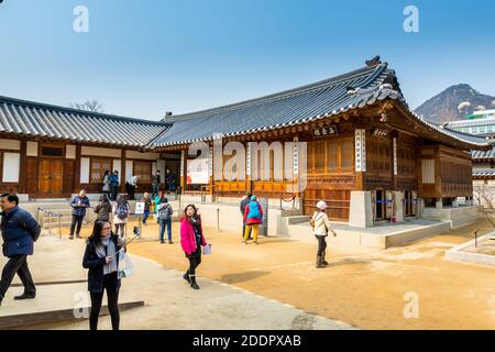 Maison traditionnelle coréenne en bois avec carreaux noirs à Gyeongbokgung, également connue sous le nom de Palais Gyeongbokgung ou Palais Gyeongbok, le principal palais royal de J Banque D'Images