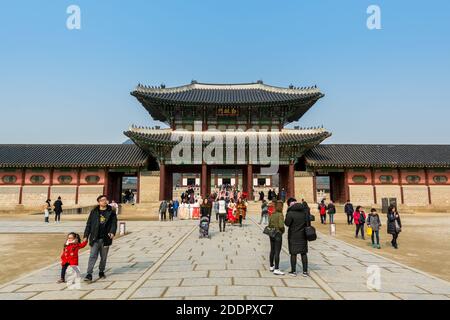 Touristes visitant la maison traditionnelle coréenne en bois à Gyeongbokgung, également connu sous le nom de Palais Gyeongbokgung ou Palais Gyeongbok, le principal palais royal de Banque D'Images