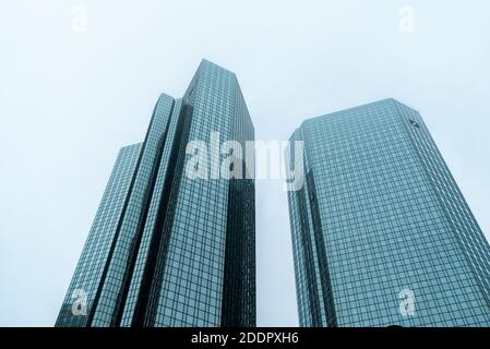 Bas angle de la Deutsche Bank Twin Towers à Francfort Banque D'Images