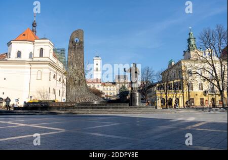 UKRAINE, LVIV, 25 NOVEMBRE 2020 : monument du poète ukrainien Taras Grigorievitch Shevchenko sur l'avenue Svoboda, au centre de Lviv. Quarantaine Banque D'Images