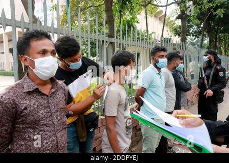 Dhaka, Bangladesh - le 26 novembre 2020 : le magistrat dirigeant a conduit un déplacement de tribunal mobile pour faire appliquer les règles relatives aux masques à Shahabg à Dhaka le 26 novembre, à 2020 heures Banque D'Images