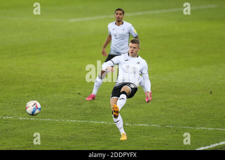 Swansea, Royaume-Uni. 25 novembre 2020. Jake Bidwell de Swansea City en action. Match de championnat EFL Skybet, Swansea City v Sheffield mercredi au Liberty Stadium de Swansea le mercredi 25 novembre 2020. Cette image ne peut être utilisée qu'à des fins éditoriales. Utilisation éditoriale uniquement, licence requise pour une utilisation commerciale. Aucune utilisation dans les Paris, les jeux ou les publications d'un seul club/ligue/joueur. photo par Andrew Orchard/Andrew Orchard sports Photography/Alamy Live News crédit: Andrew Orchard sports Photography/Alamy Live News Banque D'Images