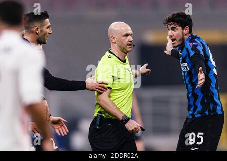 Milan, Italie. 25 novembre 2020. Alessandro Bastoni, de Internazionale (R) gestes pour l'arbitre Anthony Taylor (C) pendant le groupe de la Ligue des champions de l'UEFA Banque D'Images