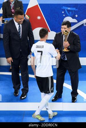 Diego Maradona présente Julian Draxler (Allemagne) avec le trophée du meilleur joueur du tournoi. GES/Soccer/Confed Cup 2017: Finale: Chili - Allemagne, Saint-Pétersbourg, Russie, 02.07.2017 football/Soccer: Confed Cup 2017: Finale: Chili - Allemagne, Saint-Pétersbourg, Russie, 2 juillet 2017 | utilisation dans le monde entier Banque D'Images