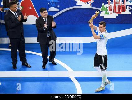 Diego Maradona présente Julian Draxler (Allemagne) avec le trophée du meilleur joueur du tournoi. À gauche : Ronaldo (Brésil). GES/Soccer/Confed Cup 2017: Finale: Chili - Allemagne, Saint-Pétersbourg, Russie, 02.07.2017 football/Soccer: Confed Cup 2017: Finale: Chili - Allemagne, Saint-Pétersbourg, Russie, 2 juillet 2017 | utilisation dans le monde entier Banque D'Images