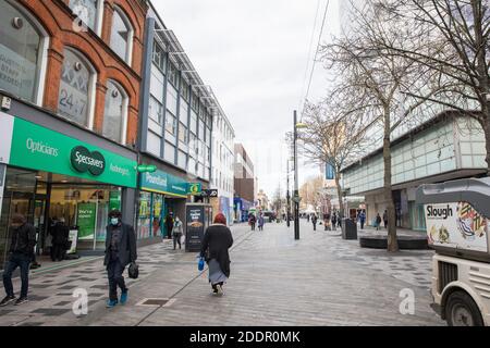 Slough, Royaume-Uni. 26 novembre 2020. Les membres de la boutique publique pour l'essentiel à Slough High Street. Le gouvernement britannique a annoncé que Slough allait passer au niveau 3, le plus haut niveau de restrictions concernant les coronavirus, lorsque le second verrouillage imposé pour aider à prévenir la propagation de COVID-19 prendra fin après le 2 décembre. Crédit : Mark Kerrison/Alamy Live News Banque D'Images