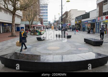 Slough, Royaume-Uni. 26 novembre 2020. Les membres de la boutique publique pour l'essentiel à Slough High Street. Le gouvernement britannique a annoncé que Slough allait passer au niveau 3, le plus haut niveau de restrictions concernant les coronavirus, lorsque le second verrouillage imposé pour aider à prévenir la propagation de COVID-19 prendra fin après le 2 décembre. Crédit : Mark Kerrison/Alamy Live News Banque D'Images