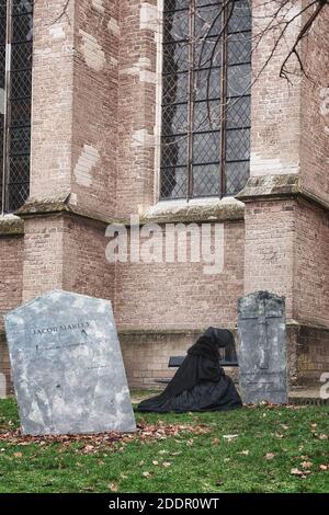 Deventer, pays-Bas, 15 décembre 2018 : la veuve noire visite le cimetière à côté de l'église lors du festival Dickens à Deventer, aux pays-Bas Banque D'Images