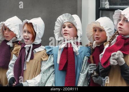 Deventer, pays-Bas, 15 décembre 2018: Groupe d'enfants de l'école pendant le festival de Dicken à Deventer, aux pays-Bas Banque D'Images