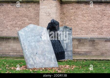 Deventer, pays-Bas, 15 décembre 2018 : la veuve noire visite le cimetière à côté de l'église lors du festival Dickens à Deventer, aux pays-Bas Banque D'Images