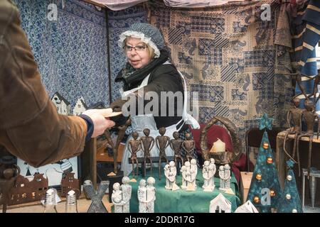 Deventer, pays-Bas, 15 décembre 2018 : une femme en costume victorien vend des figurines pendant le festival Dickens Banque D'Images