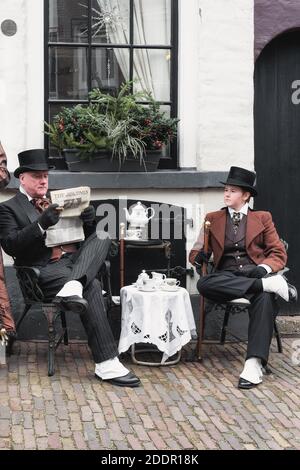 Deventer, Pays-Bas, le 15 décembre 2018 : les personnages de la célèbre livres de Dickens au cours de la Dickens Festival à Deventer aux Pays-Bas Banque D'Images