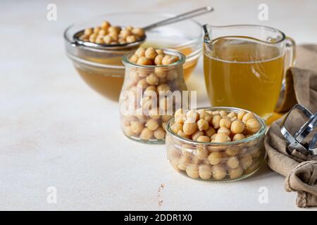 Pois chiches bouillis et aquafaba. Remplacement de l'œuf pour une recette végétalienne. Concept de cuisine végétalienne. Produit sain. Mise au point sélective. Banque D'Images