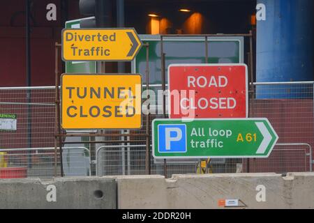 route et tunnel fermés et panneaux d'avertissement de déviation aux régents survol de la rue à leeds, royaume-uni Banque D'Images