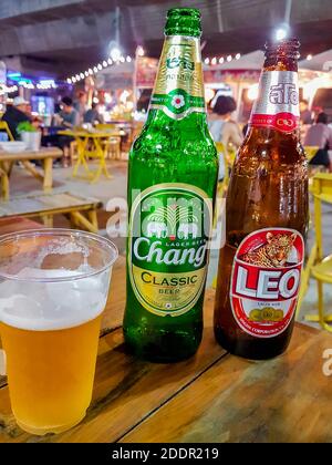 Chang et Leo bière Thai marché de nuit cuisine de rue à Huai Khwang, Bangkok, Thaïlande. Banque D'Images