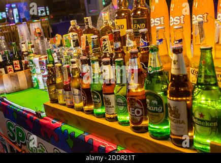 Chang, Singha et Leo beer Thai marché de nuit cuisine de rue à Huai Khwang, Bangkok, Thaïlande. Banque D'Images