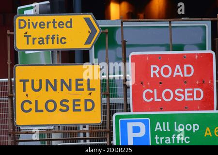 route et tunnel fermés et panneaux d'avertissement de déviation aux régents survol de la rue à leeds, royaume-uni Banque D'Images