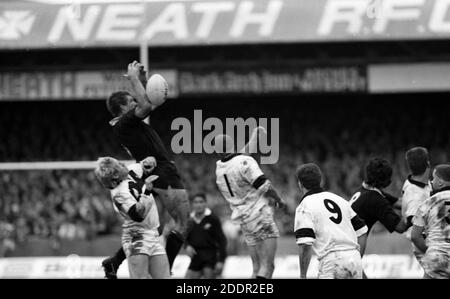 25 octobre 1989 Rugby Union Neath versus The All Blacks, The Gnoll, Neath, pays de Galles. Action de correspondance de sortie de ligne devant 12,000 ventilateurs. Photo de Tony Henshaw Banque D'Images